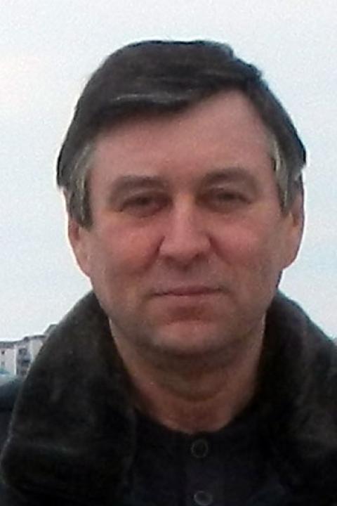 A headshot of Alex Shiklomanov, a research assistant professor in the Earth Systems Research Center.